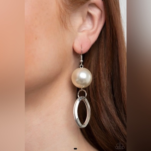 paparazzi Jewelry - 🥳HP 4/15/23🥳 Big Spender Shimmer white